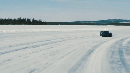 Создатели 1622-сильного гиперкара Koenigsegg Jesko показали, как он ездит в заносе по льду