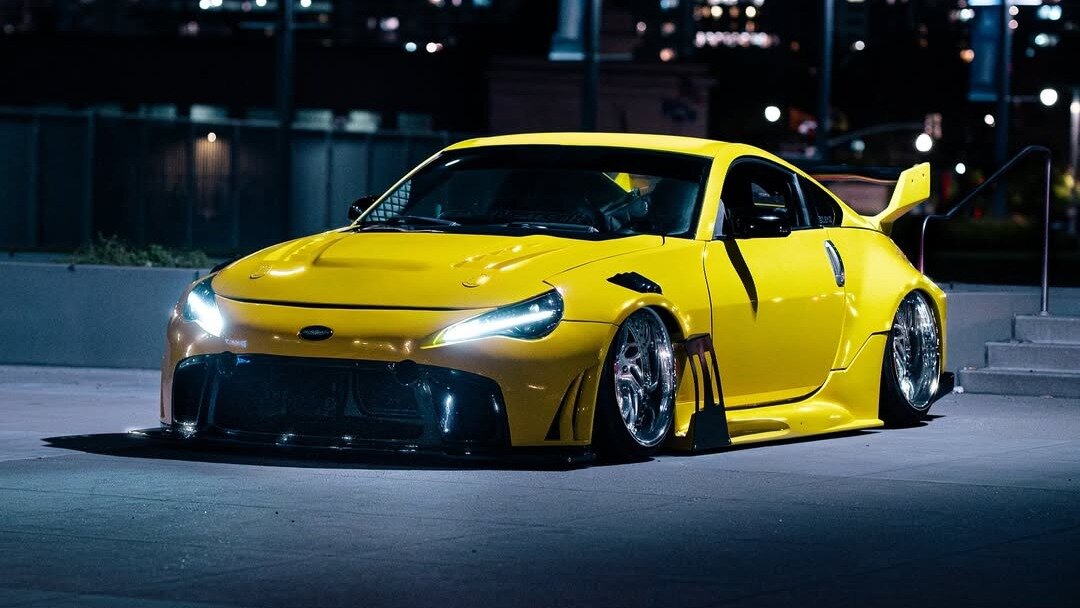 Nissan 350Z превратили в спорткар в стиле киберпанк, используя детали Porsche и Subaru