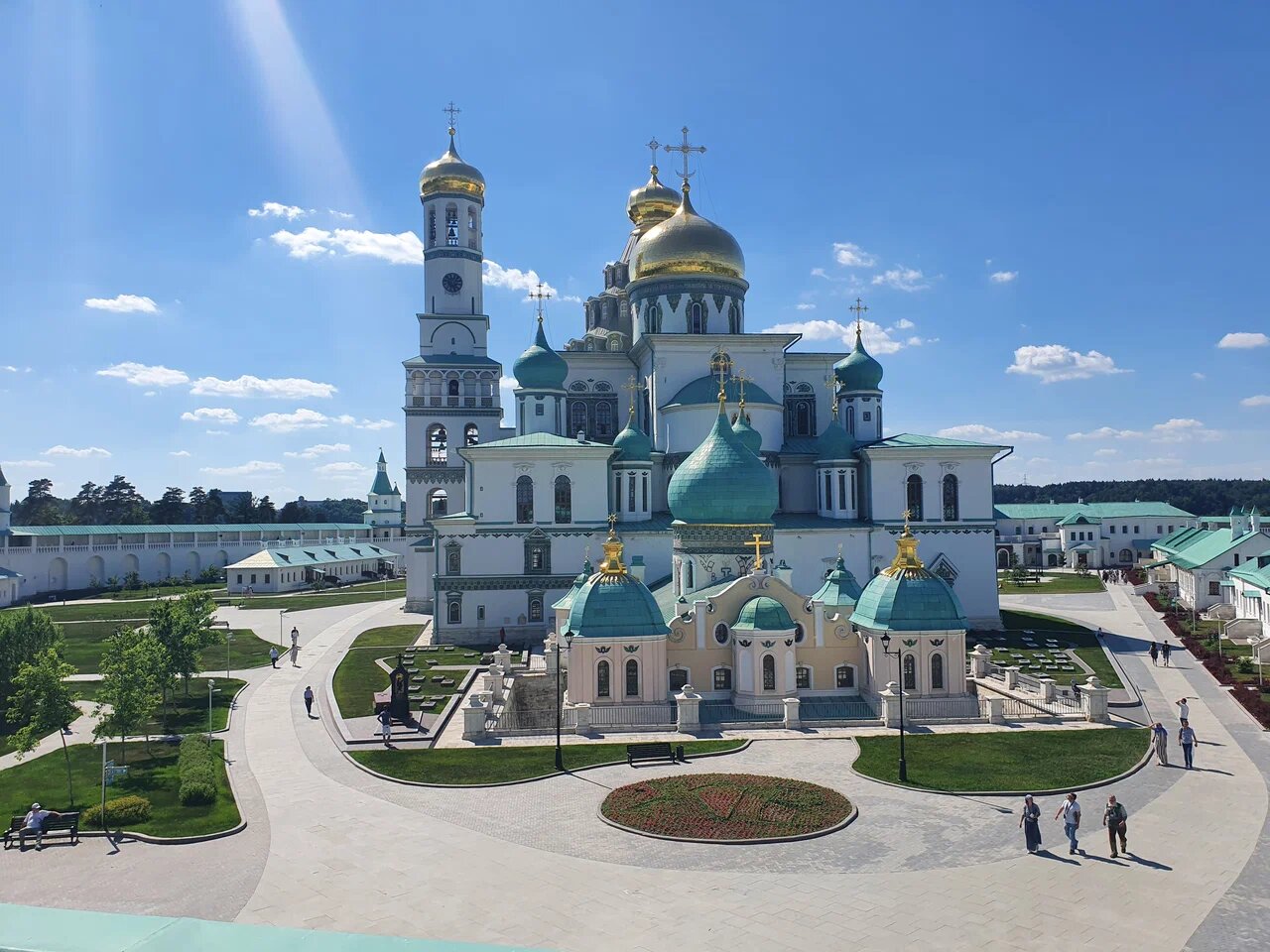 Воскресенский Ново-Иерусалимский собор напоминает храм Гроба Господня, но построен в традициях XVII века.