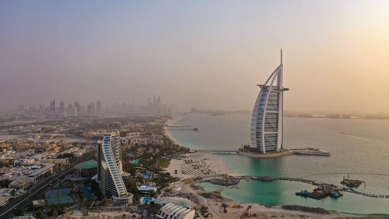 Дубай славится креативными небоскрёбами, разнообразными
ресторанами и хорошими пляжными клубами.