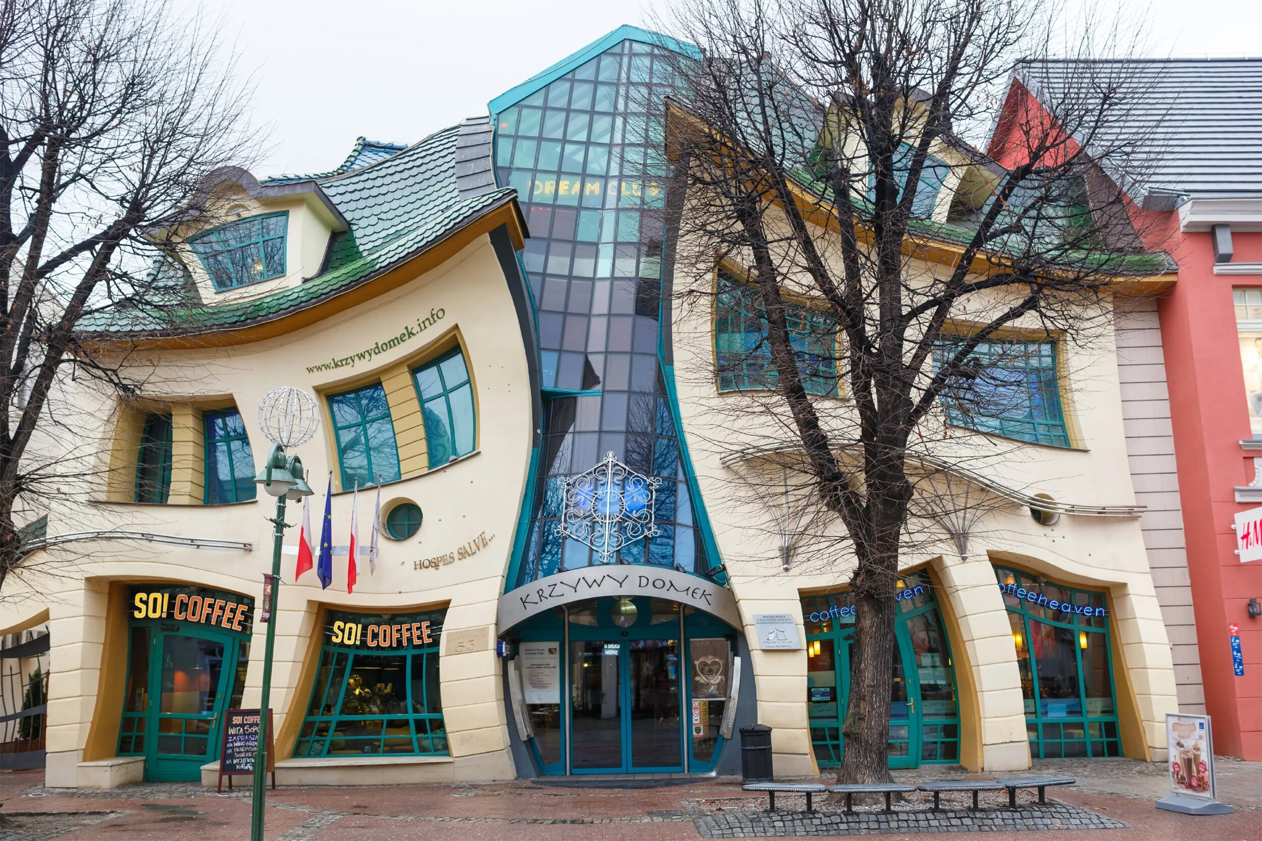 Кривой дом – не ошибка архитекторов, а забавное здание в Польше: фотопост