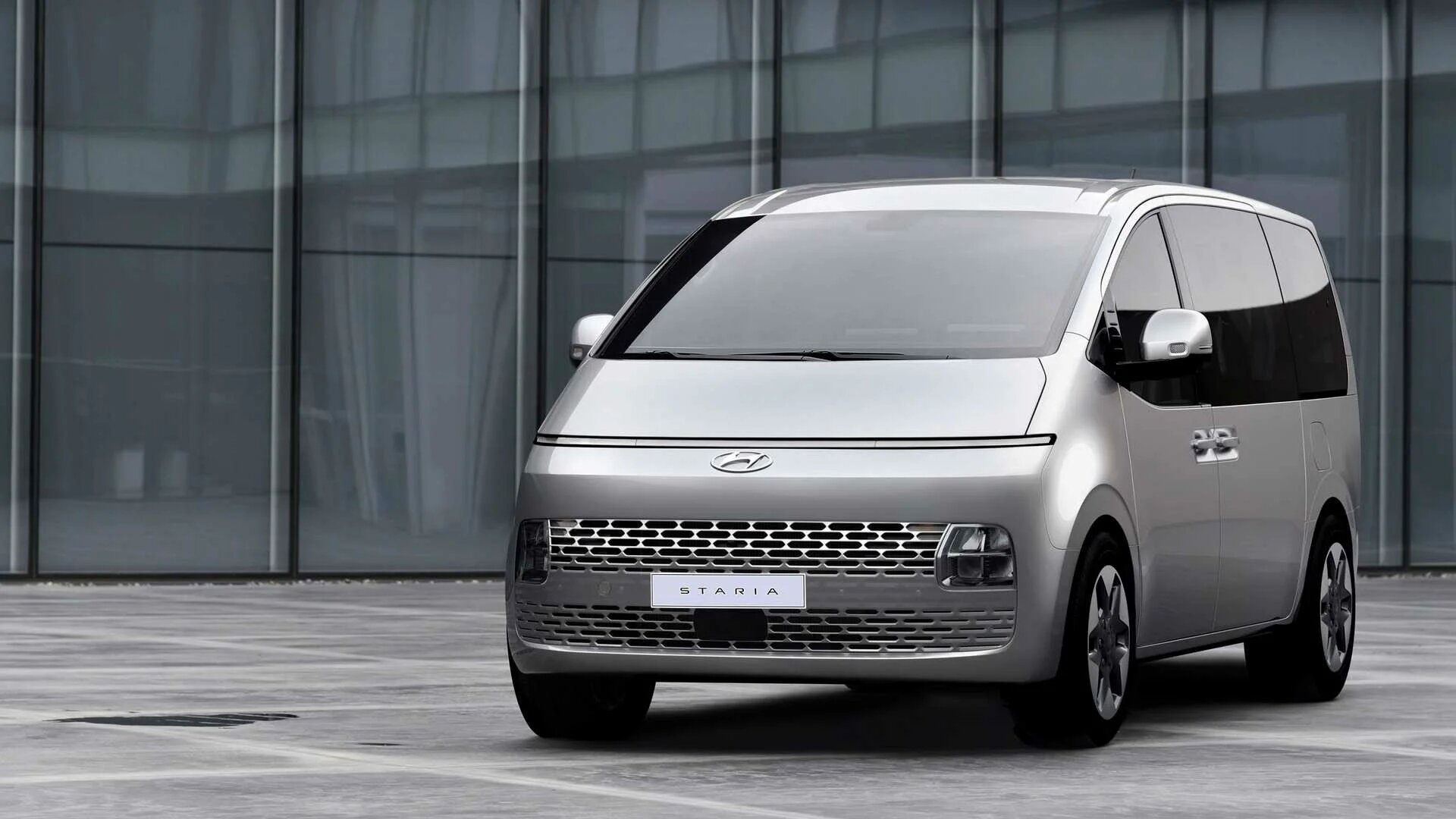 «Космические» минивэны Hyundai Staria для России: два мотора и полный привод