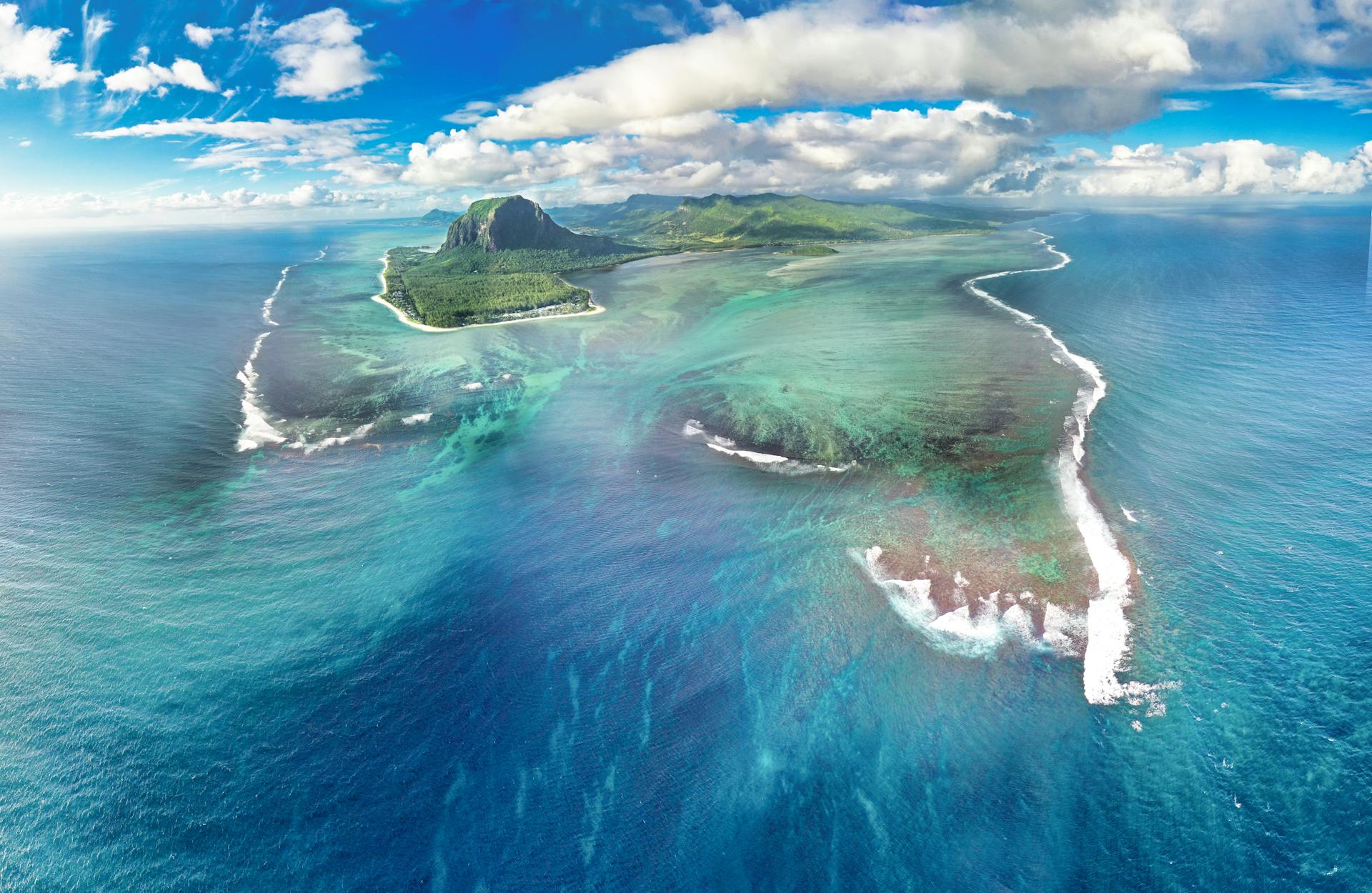 Отправляясь на Маврикий, выбирайте место у иллюминатора: виды на взлёте и посадке открываются совершенно незабываемые.