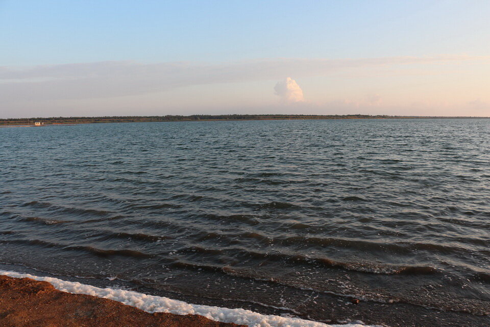 Сакское озеро с запада примыкает к Чёрному морю.