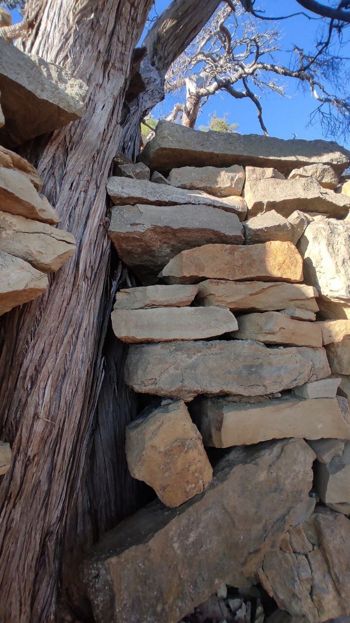 На протяжении большого пути, который шел змейкой мы встречали вот такие стены.