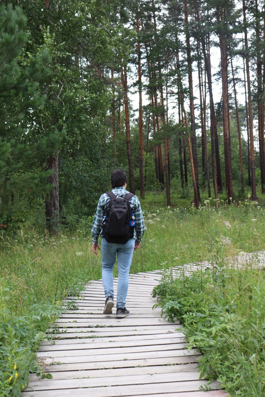 В некоторых местах парка «Бажовские места» проложены деревянные настилы на тропах.