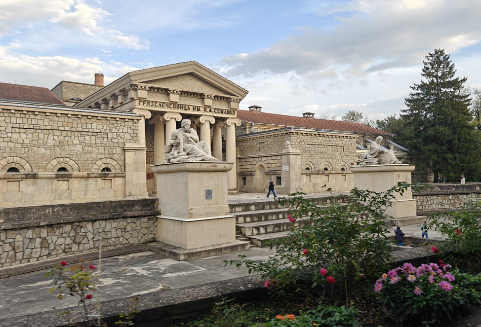 Ессентукская грязелечебница — монументальное здание
