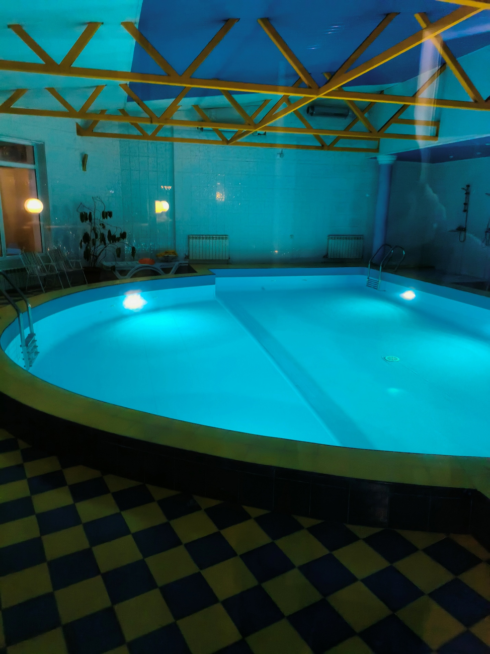 Вечером у бассейна работает подсветка
