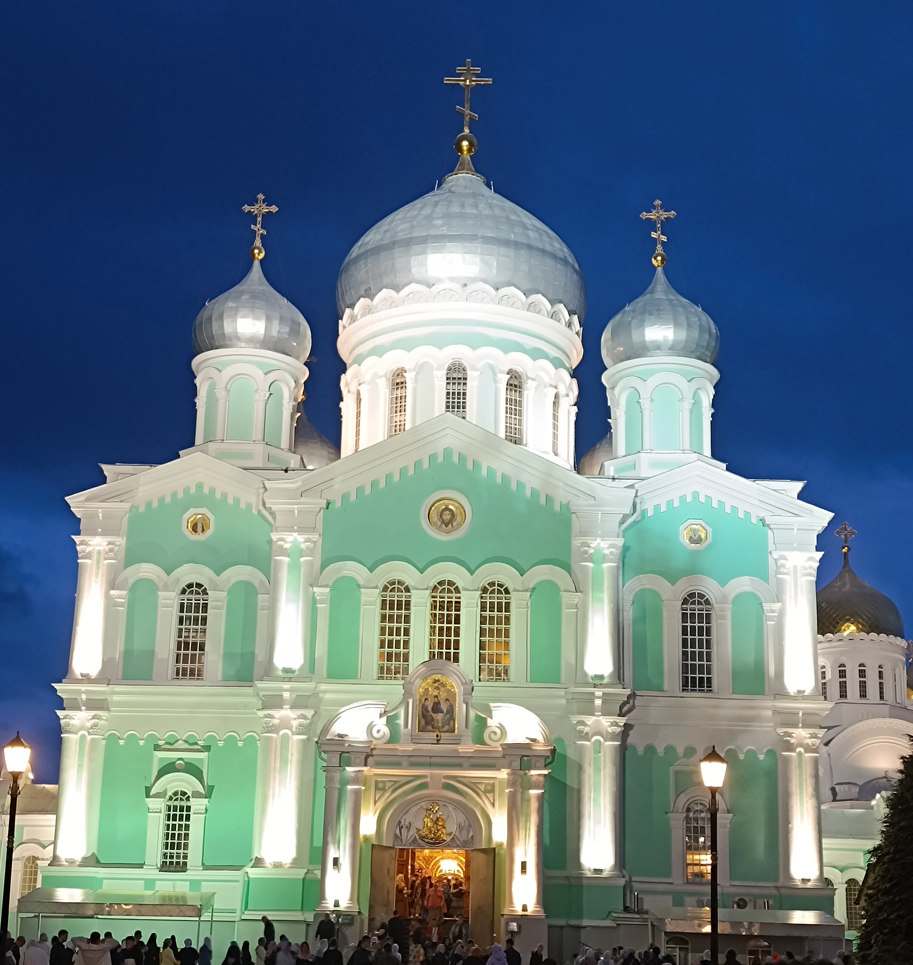 Свято-Троицкий собор на закате предстал в другом облике, нежели днём.