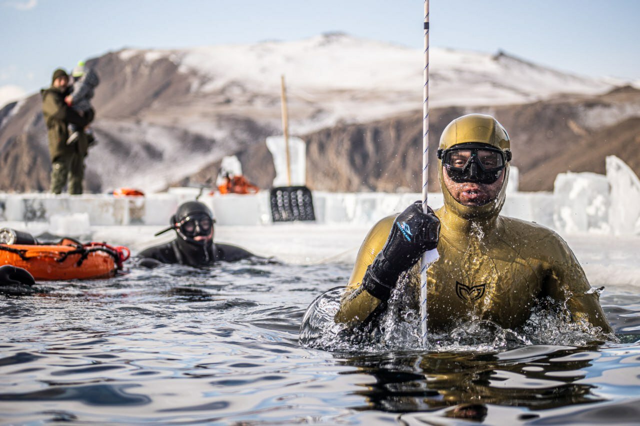 Россиянин установил рекорд, нырнув под лёд Байкала на 91 метр