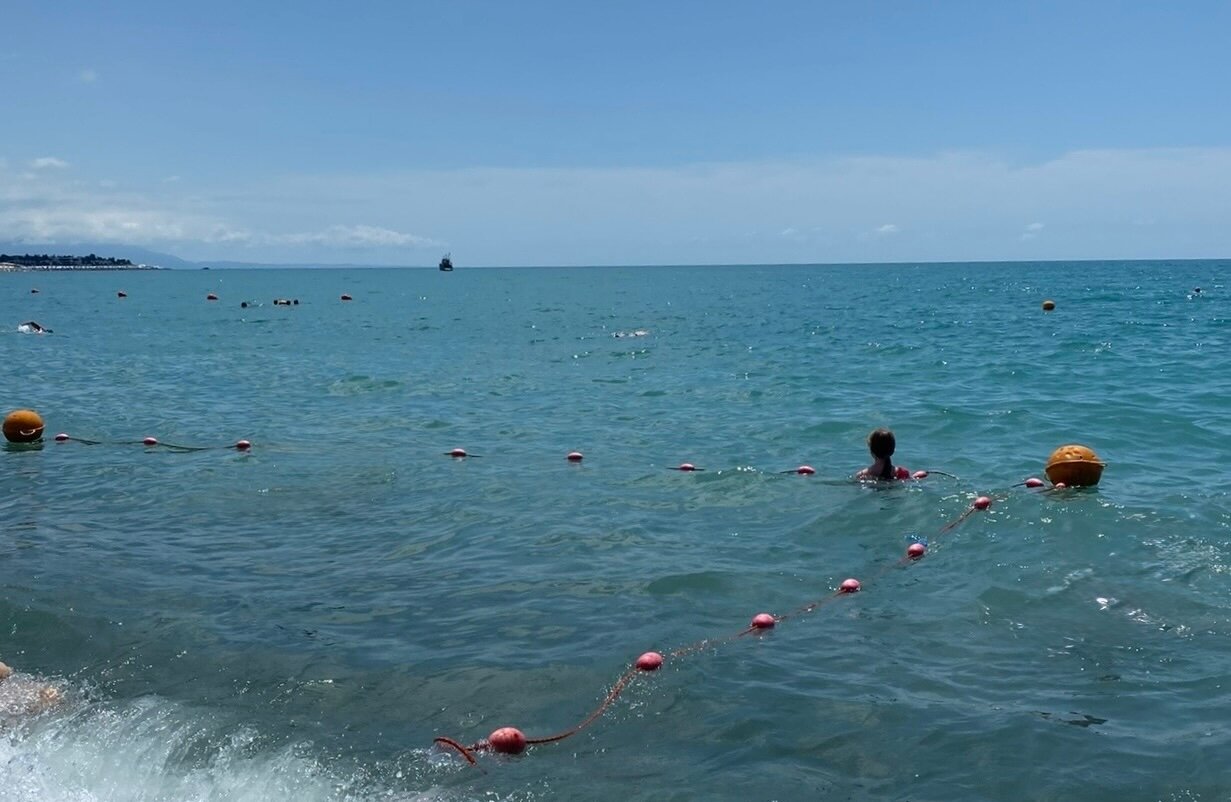 В Сочи подтвердили чистоту морской воды и пляжей