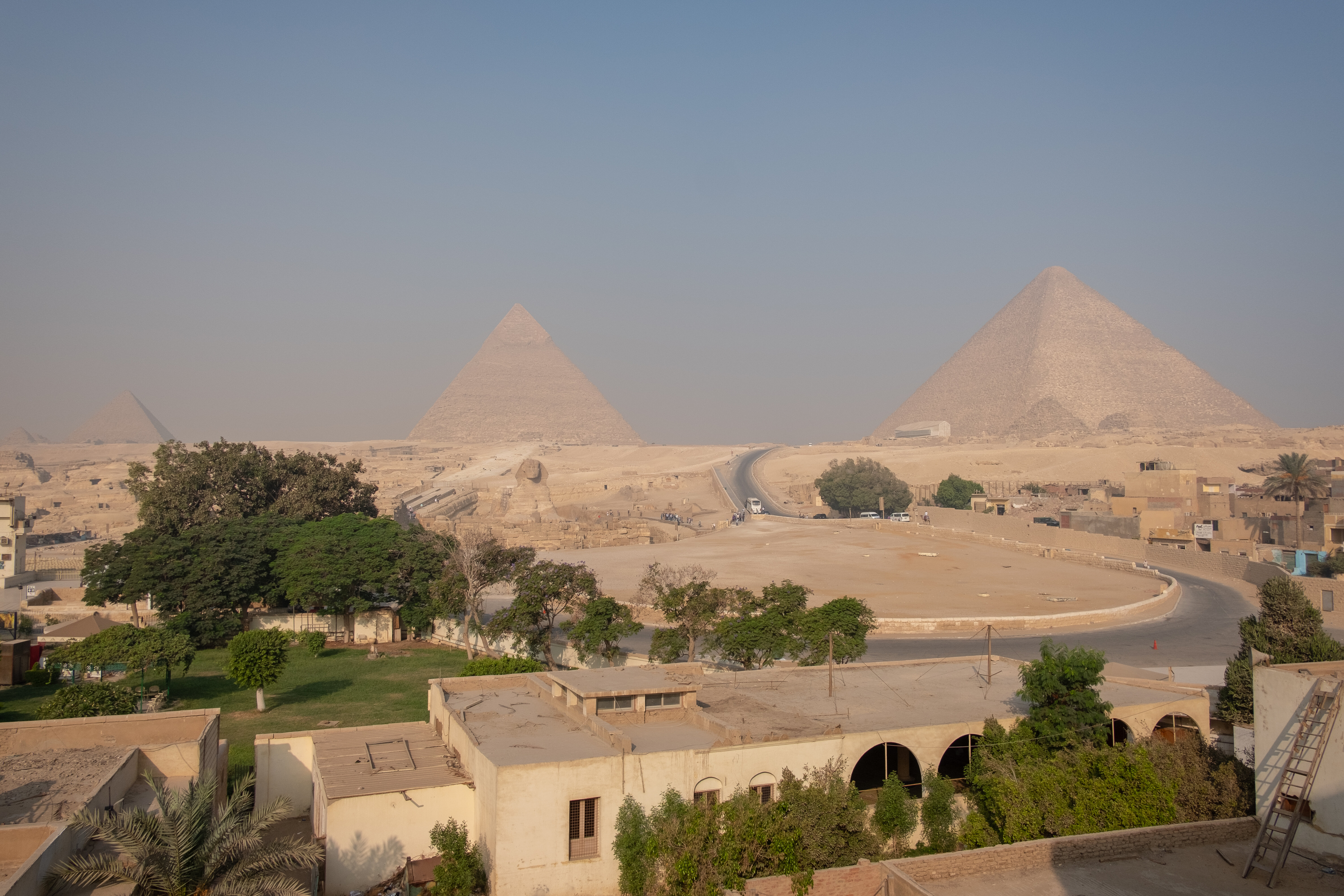 Пирамида Хеопса находится на территории
комплекса, где также есть две другие пирамиды —
Микерина и Хефрена, Большой Сфинкс.