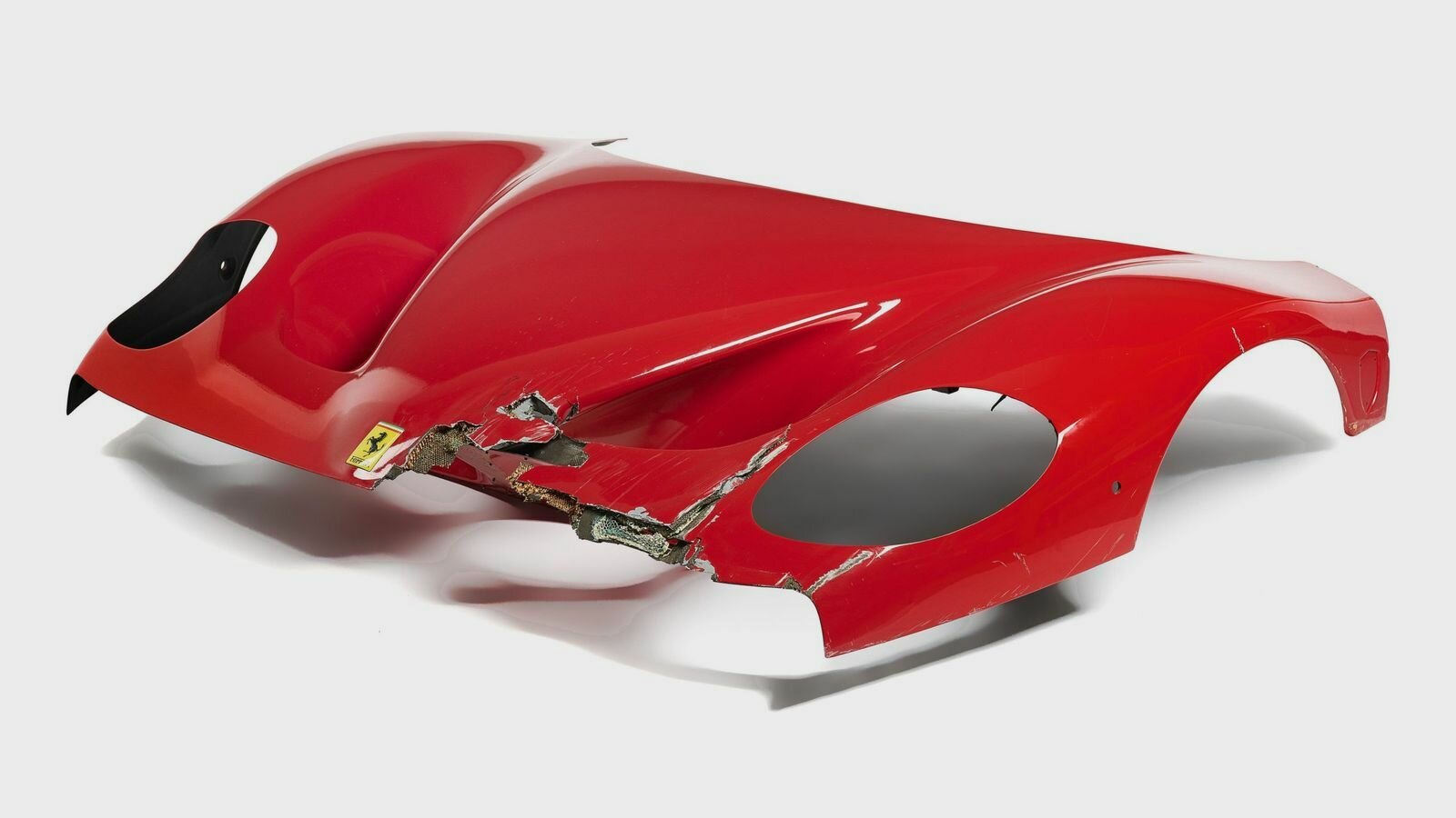 Разбитый капот Ferrari F50 продают по цене подержанной Lada Vesta