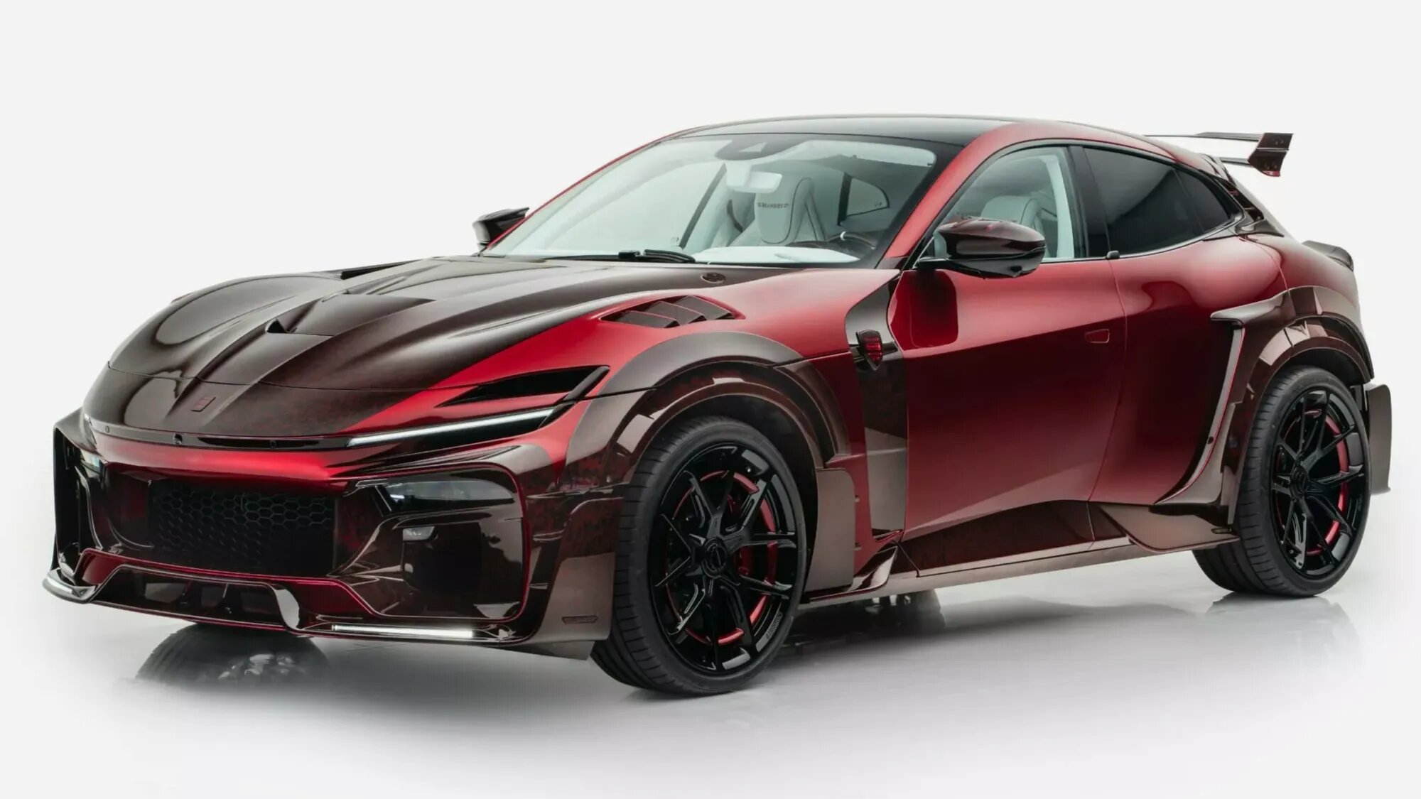 В Mansory сделали Ferrari Purosangue для людей с нетрадиционным вкусом: его назвали Pugnator
