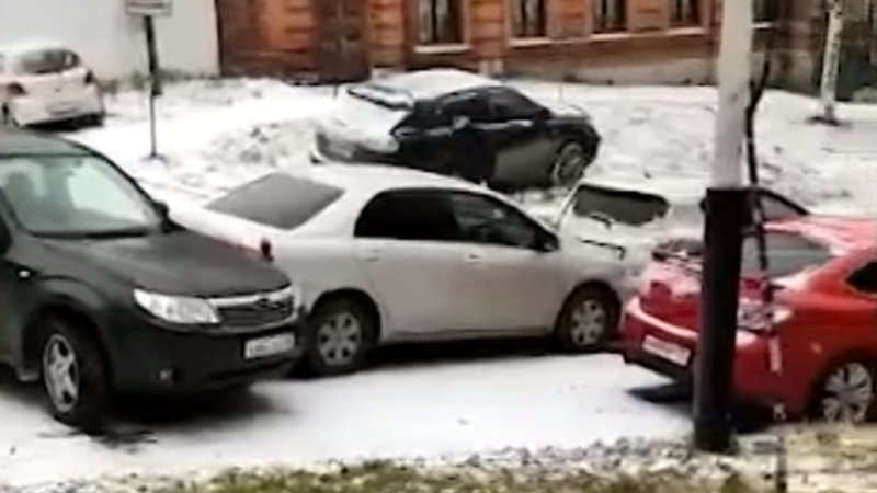 В Хабаровске — «день жестянщика»: всмятку десятки машин