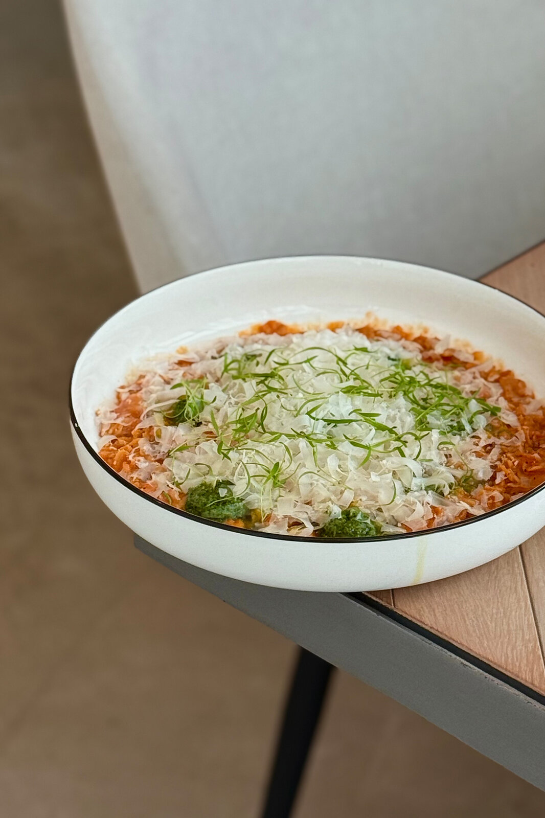 Овсянка с беконом, томатным соусом и пармезаном
