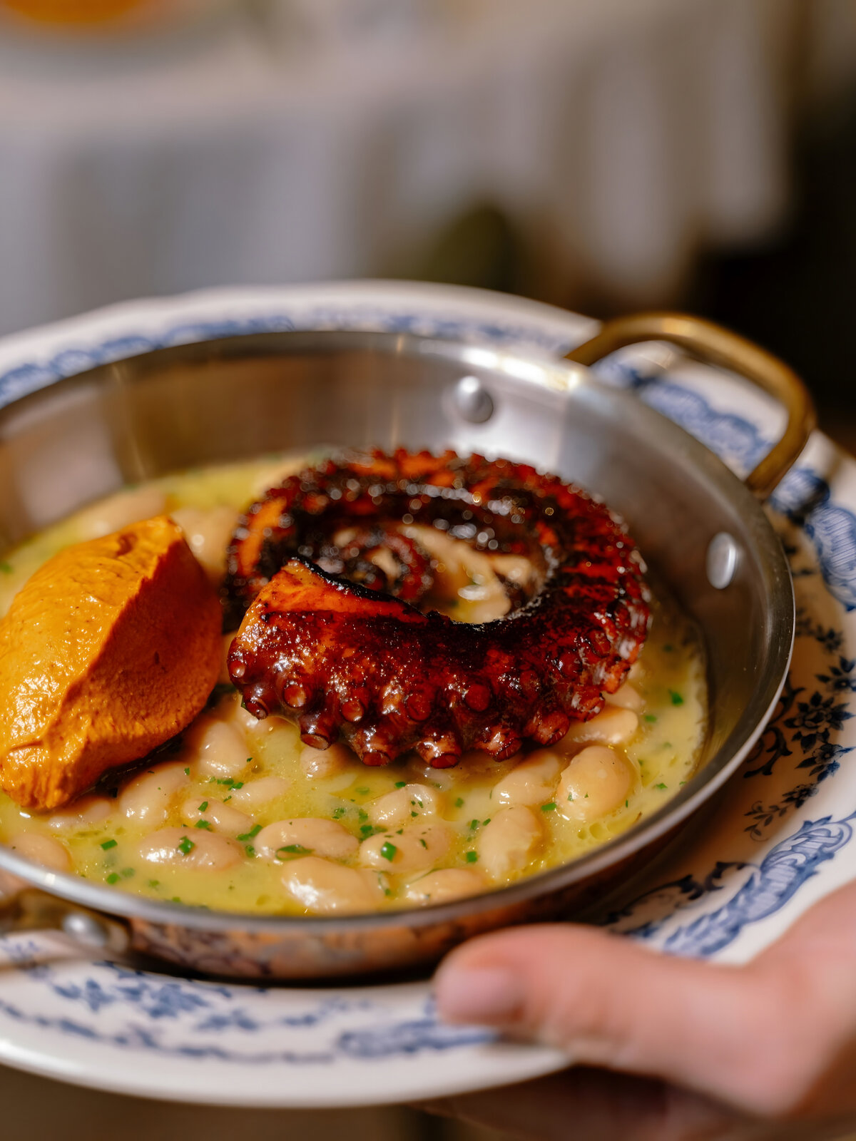 Жареный осьминог с белой фасолью и соусом Ромеско