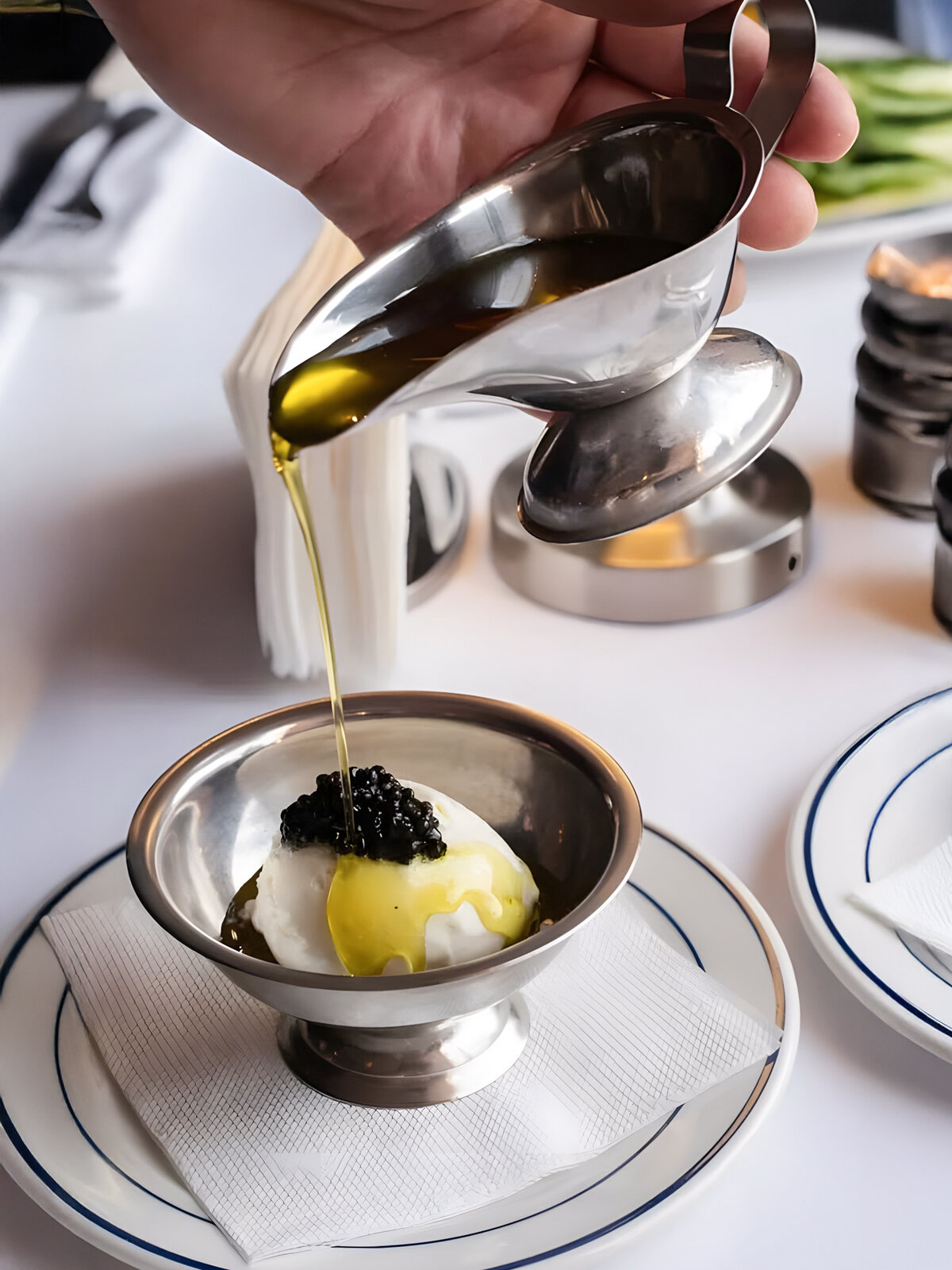 Мороженое с черной икрой и пряным оливковым маслом