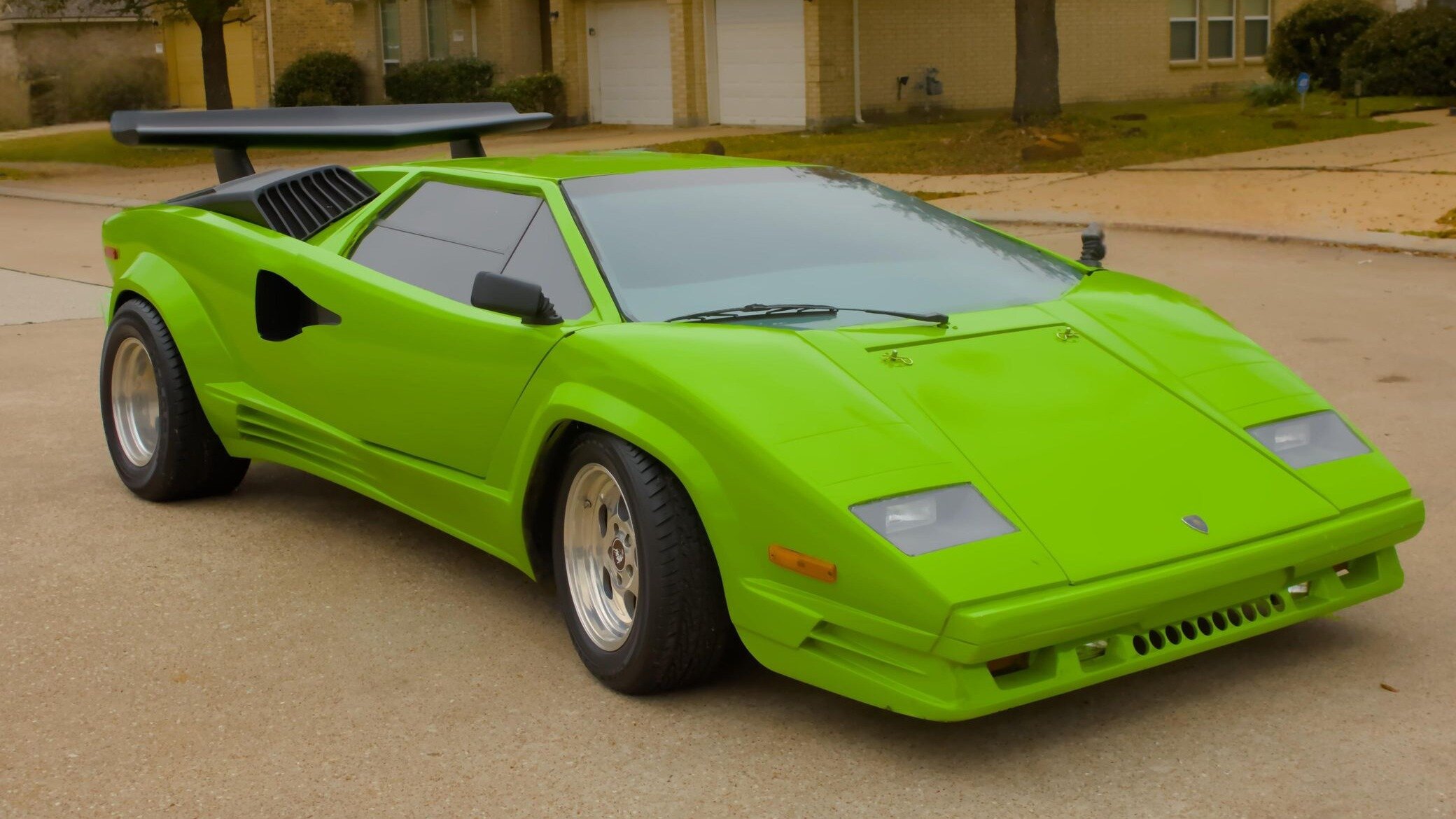 Lamborghini Countach оценили всего в 410 тысяч рублей, но он ненастоящий