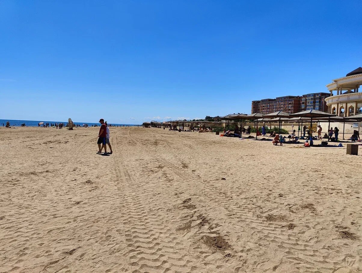 Пляж песчаный, хотя ближе к воде
попадаются ракушки.