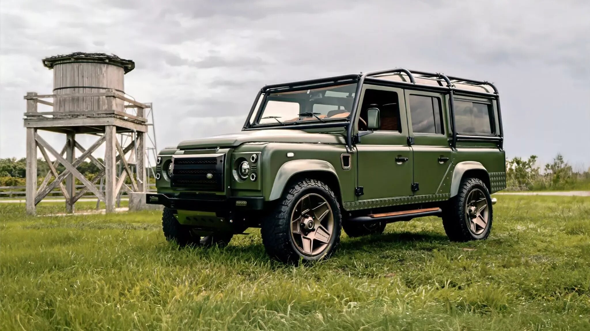 Из классического Land Rover Defender сделали 700-сильный рестомод