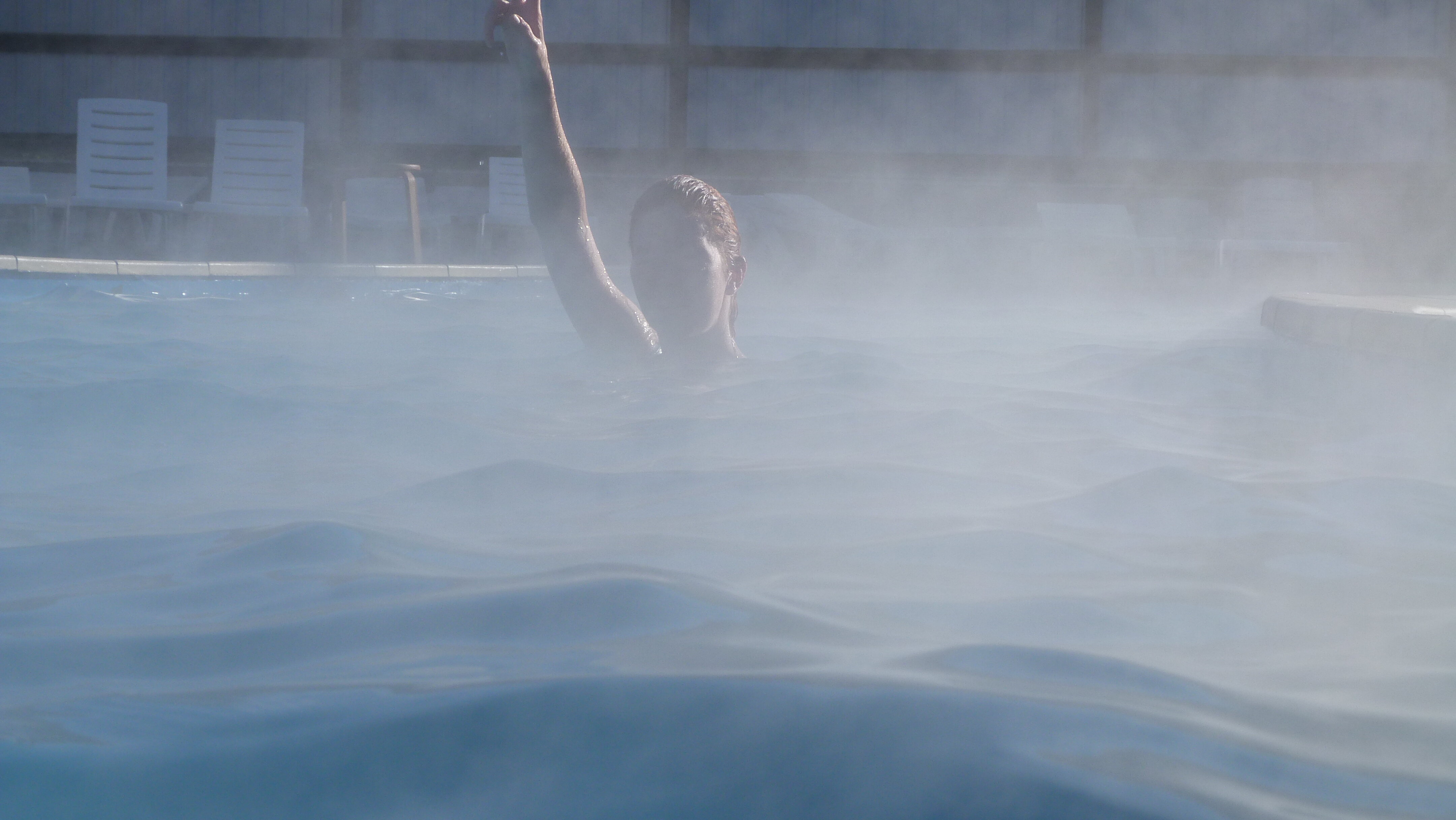 От воды всегда валит горячий пар.