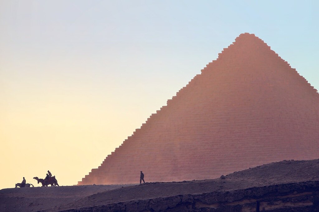 Где в Египте находятся пирамиды