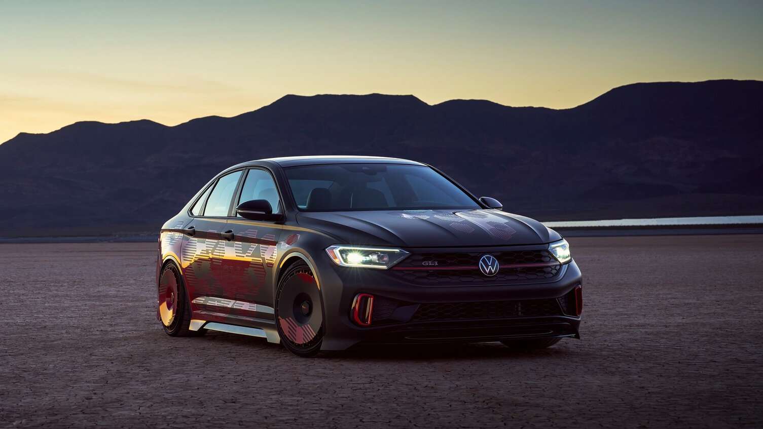 Volkswagen показал «заряженную» Jetta: 350 сил и странные диски