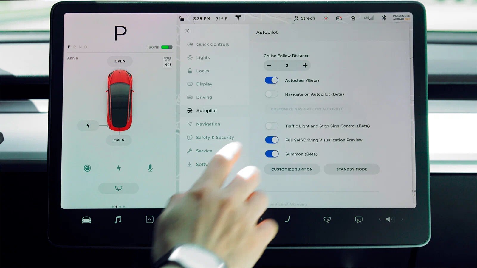 Компания Tesla резко снизила цены на фирменный «автопилот» в Северной Америке