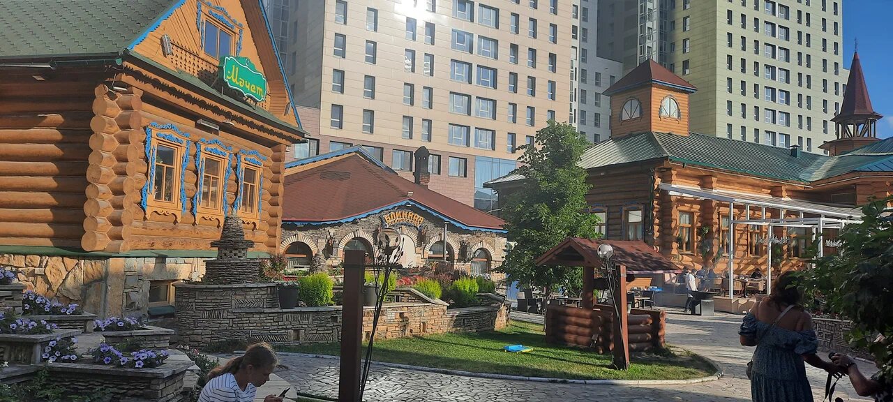 Территория небольшая, но
ухоженная, в цветах и милых деревенских аксессуарах: колодец, ульи, мельница.