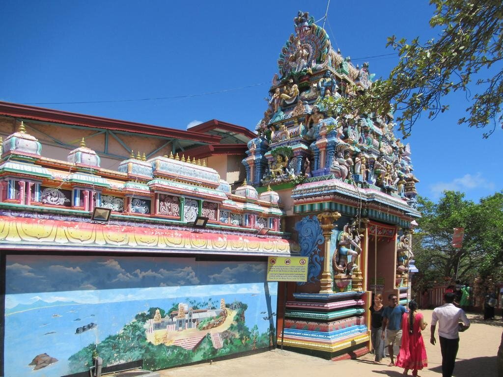 Чтобы
зайти в храм, вам придётся снять обувь и сдать её в камеру хранения.