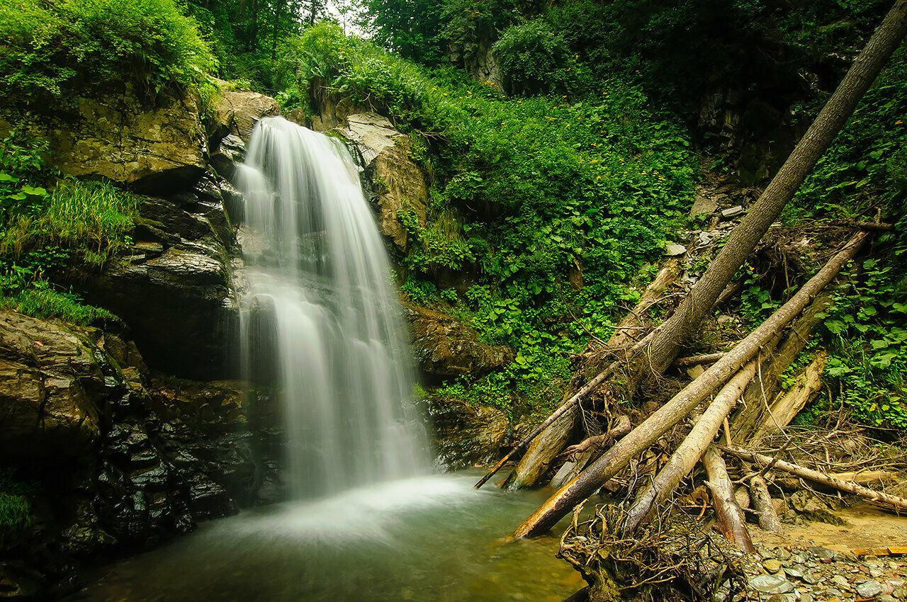 В водоёме можно помочить ноги в холодной воде, если они устали от длительных переходов.