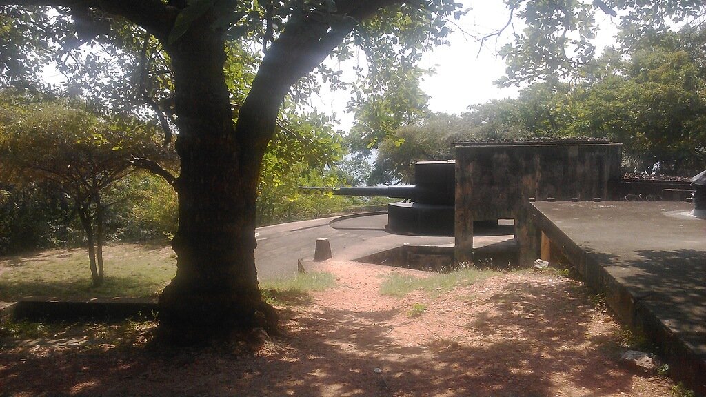 На территории выставлены образцы корабельных и наземных
оборонительных орудий, коллекция огнестрельного оружия, система укреплений,
двигатели кораблей.