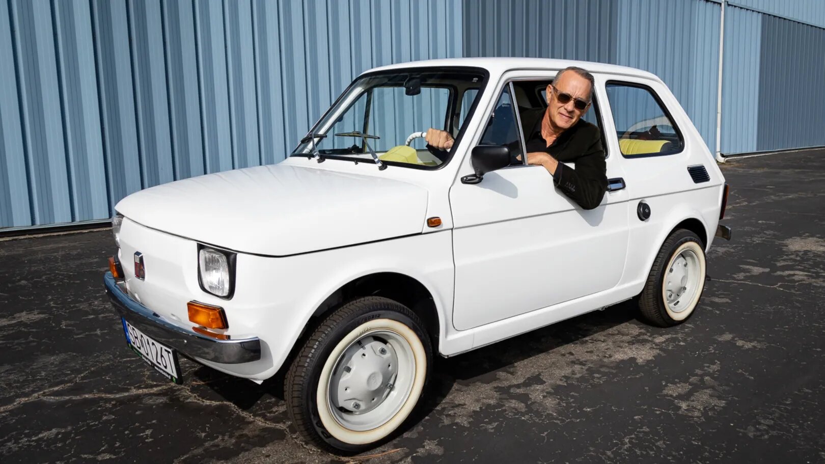Том Хэнкс выставил на аукцион старый маленький Fiat: за него уже дают 55 555 долларов