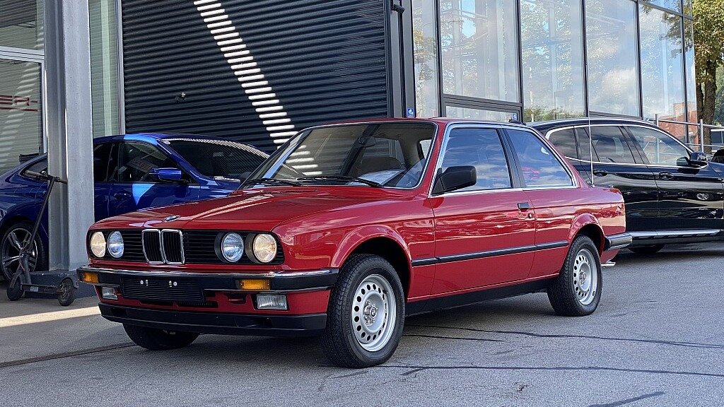 Купе BMW 3 серии 37 лет назад поставили в гараж: теперь оно стоит как новый BMW M3 