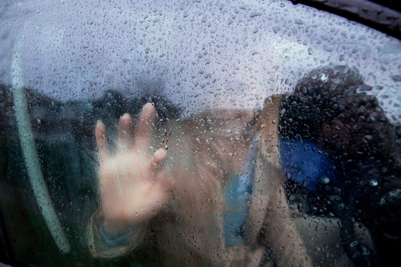 Потеют стекла в машине: причины и способы устранения