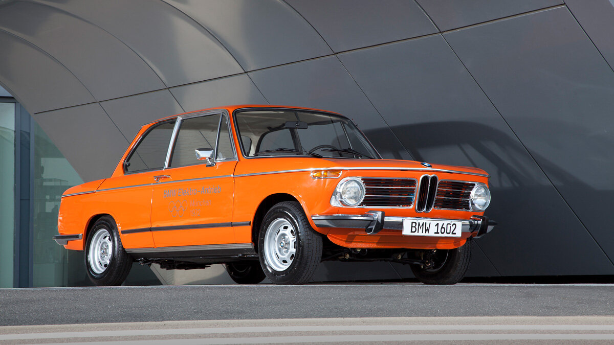 BMW 1602 появился ещё раньше – в 1972 году. Его построили для работы на Олимпиаде в Мюнхене. Использовались свинцово-кислотные батареи, которые установили под капотом, а электромотор занял место коробки передач. Запас хода BMW тоже был невелик – несколько десятков километров.
