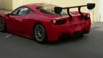 Посмотрите, как Mazda оторвала дверь редкой Ferrari