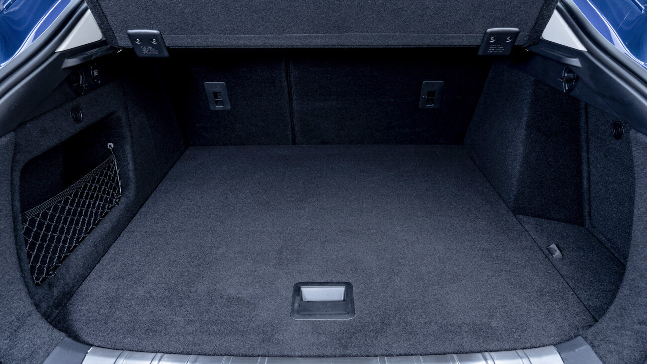 Согласно спецификациям, объём багажника варьирует от 326 до 446 литров, в зависимости от наличия шторки — кстати, жёсткой