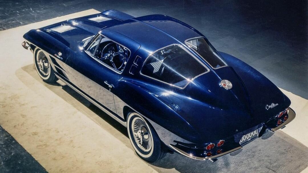 GM показал Corvette, которого никогда не было. Он четырёхместный