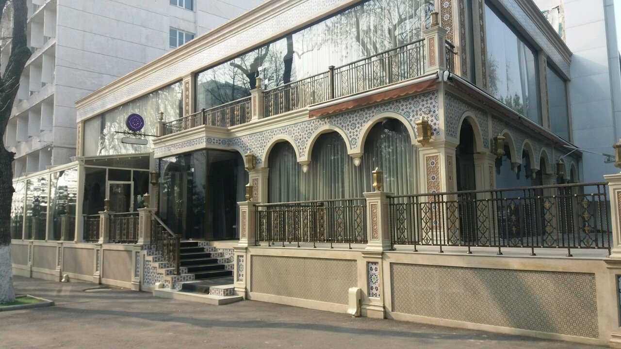 Узнать
Café 1991 можно по
современному зданию с восточным орнаментом.