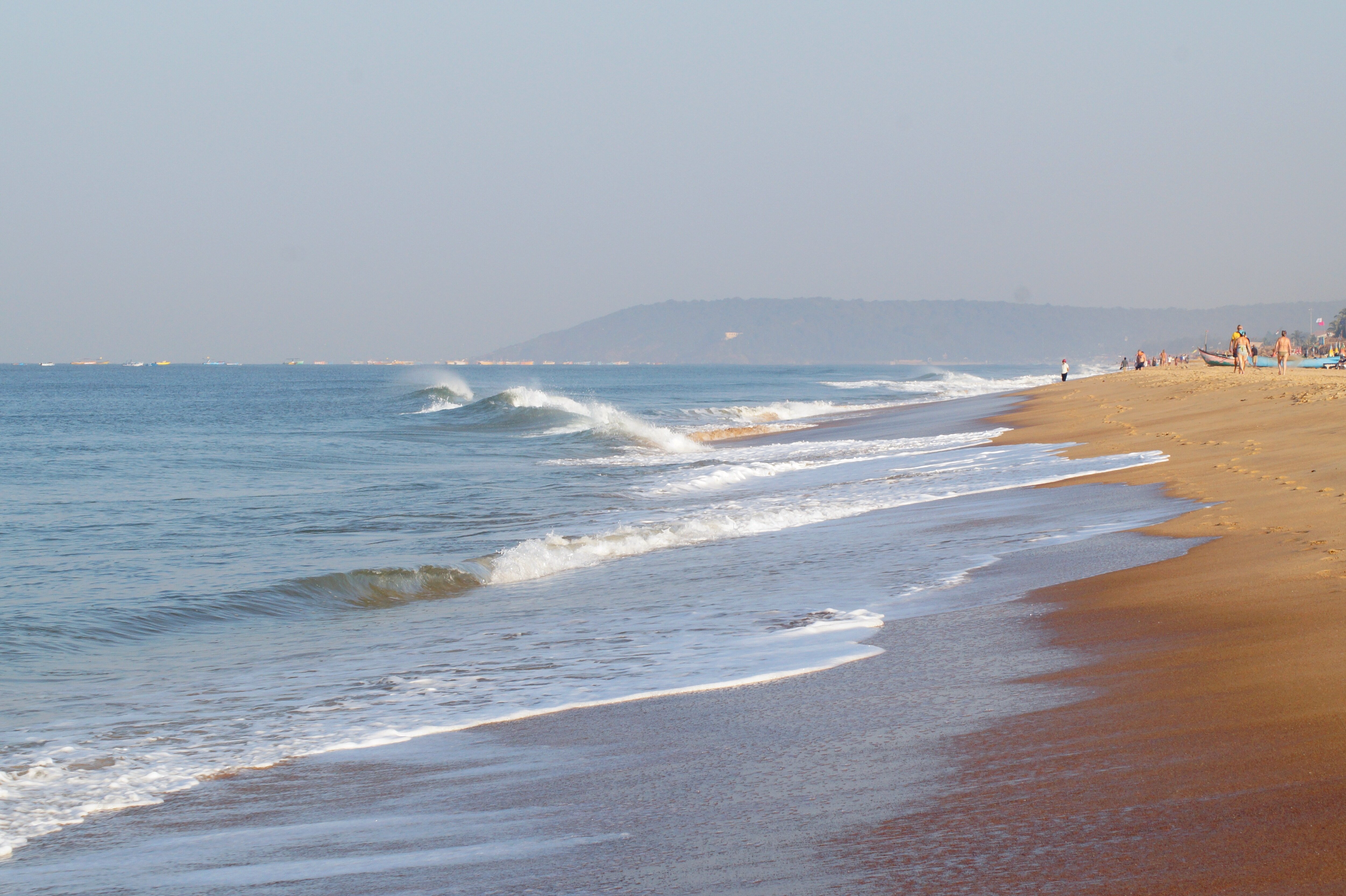 Пляж Кандолим охраняют и сохраняют в
чистоте, но за аренду лежаков придётся заплатить около 200 рупий (185 рублей).