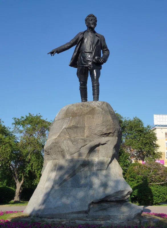 Яков Свердлов выступал от лица большевиков на
уличных митингах, этот момент и запечатлён на памятнике революционеру.