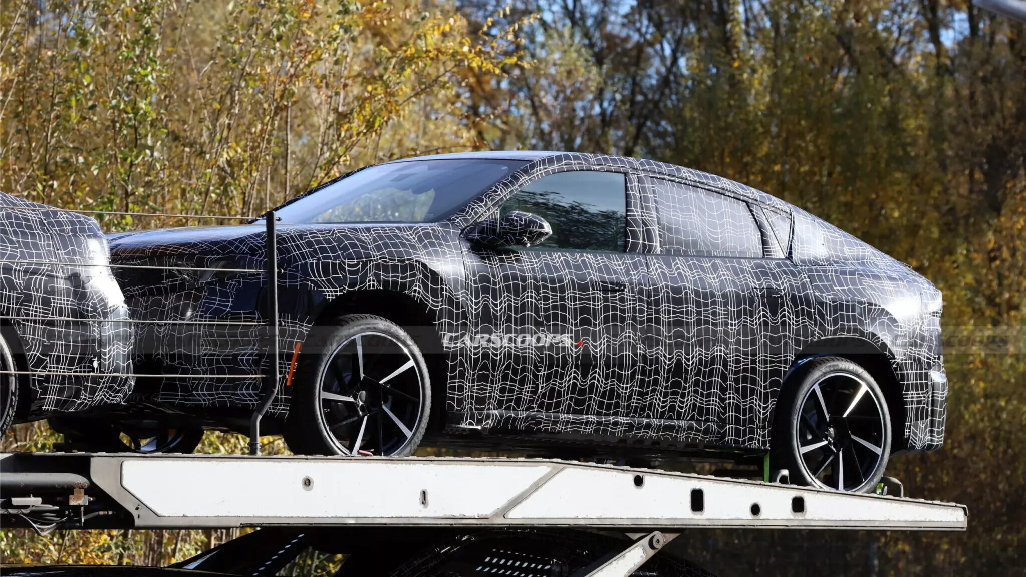 Преемник BMW X4 замечен на автовозе