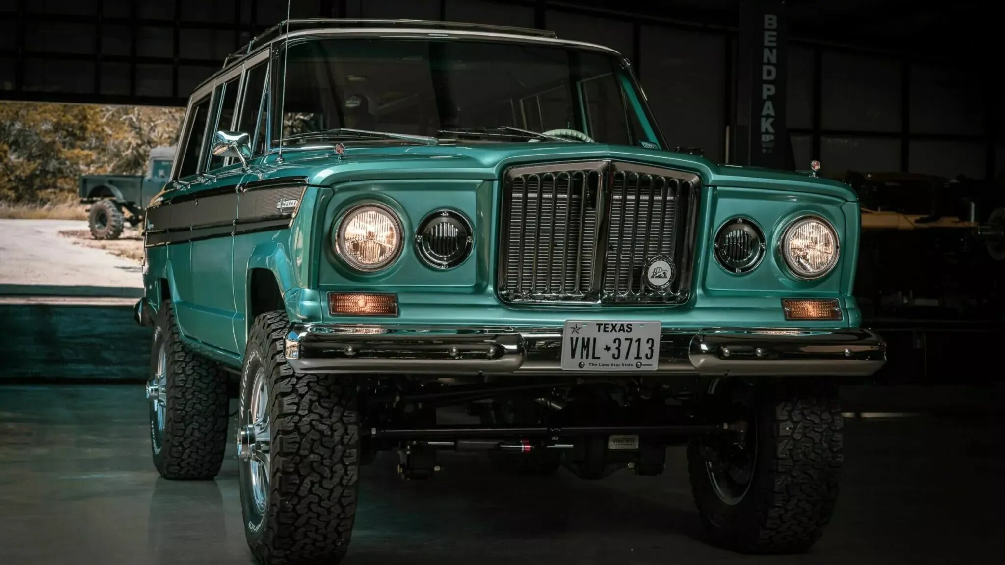 Редкий Jeep из 1960-х стал роскошным рестомодом с современным V8 
