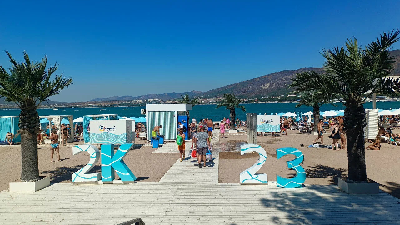 В названии пляжа ежегодно меняется последняя цифра — в летнем сезоне 2024 года он будет называться «2К24».