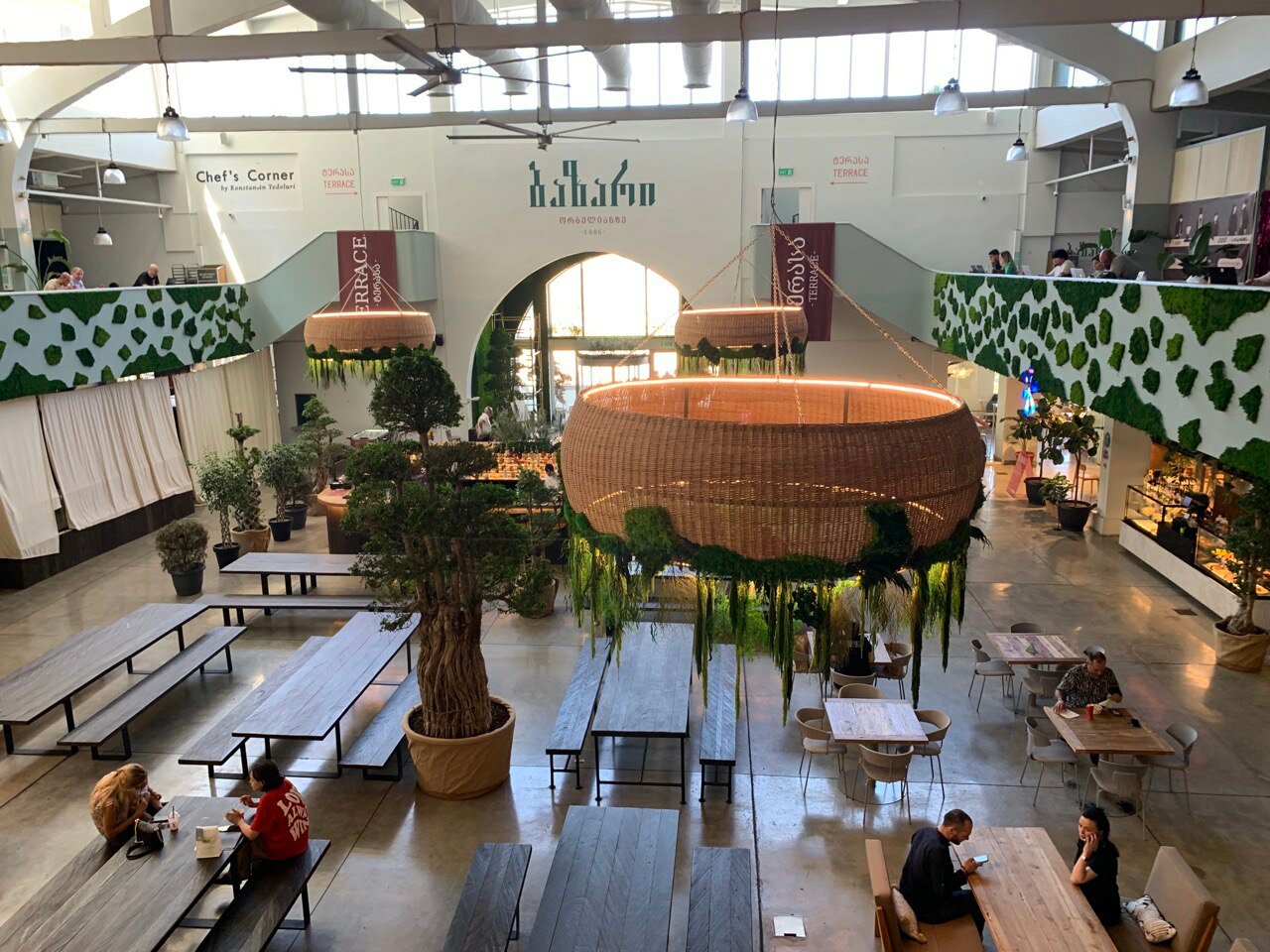 В Bazari Orbeliani можно комфортно поработать, если
вдруг вам понадобилось сделать что-то важное во время поездки
