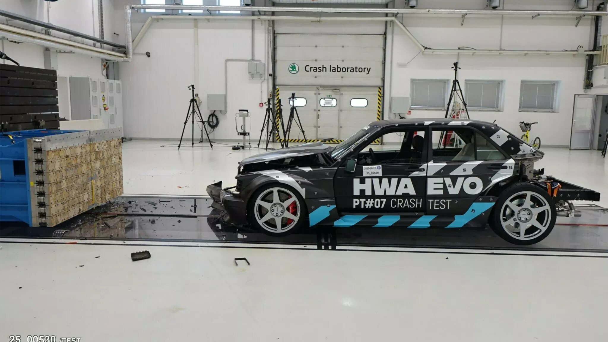 Рестомод Mercedes-Benz 190 E за 830 тысяч долларов разбили на краш-тесте