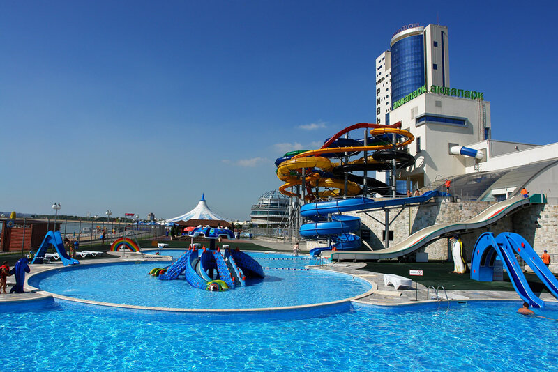 В летней
аквазоне есть мини-бассейн с игровым комплексом для малышей и водные горки для
детей старше 10 лет.