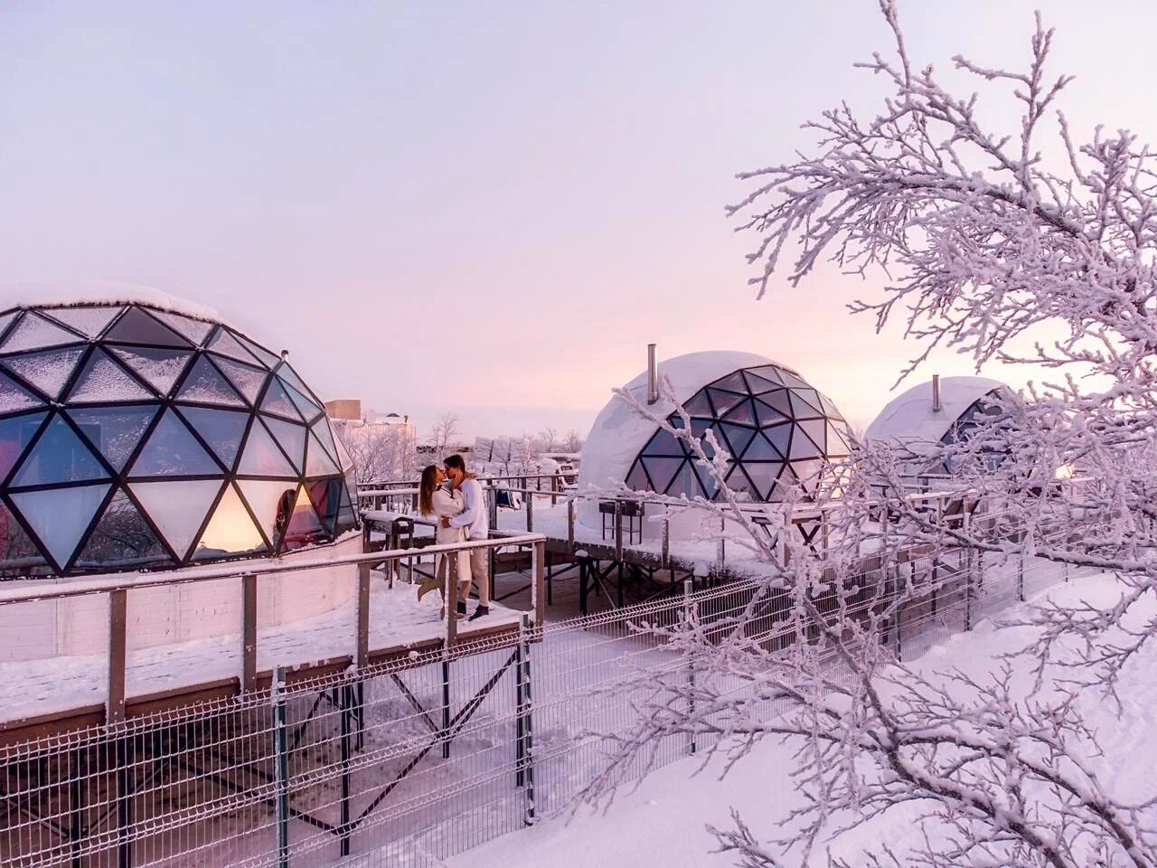 Помимо северного сияния, за которым сюда едет большинство туристов, сами геокуполы тоже выглядят эффектно.